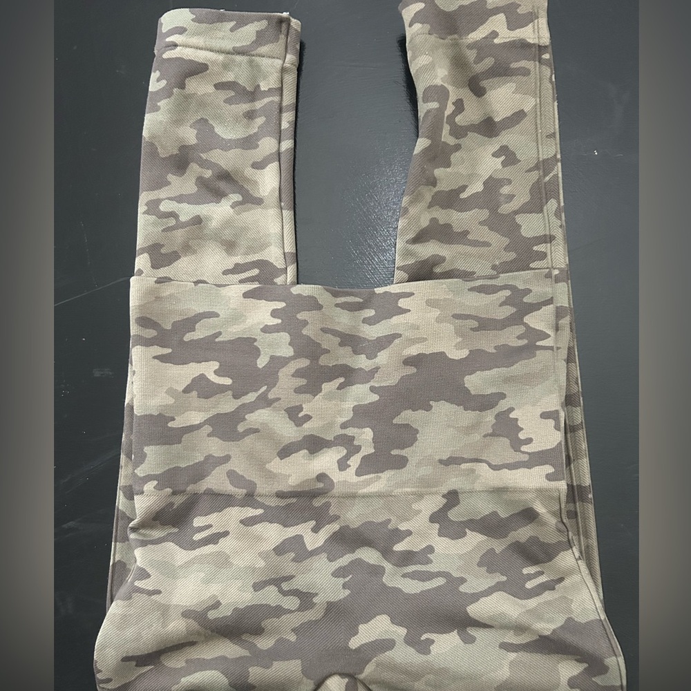 SPANX green camo cropped leggings